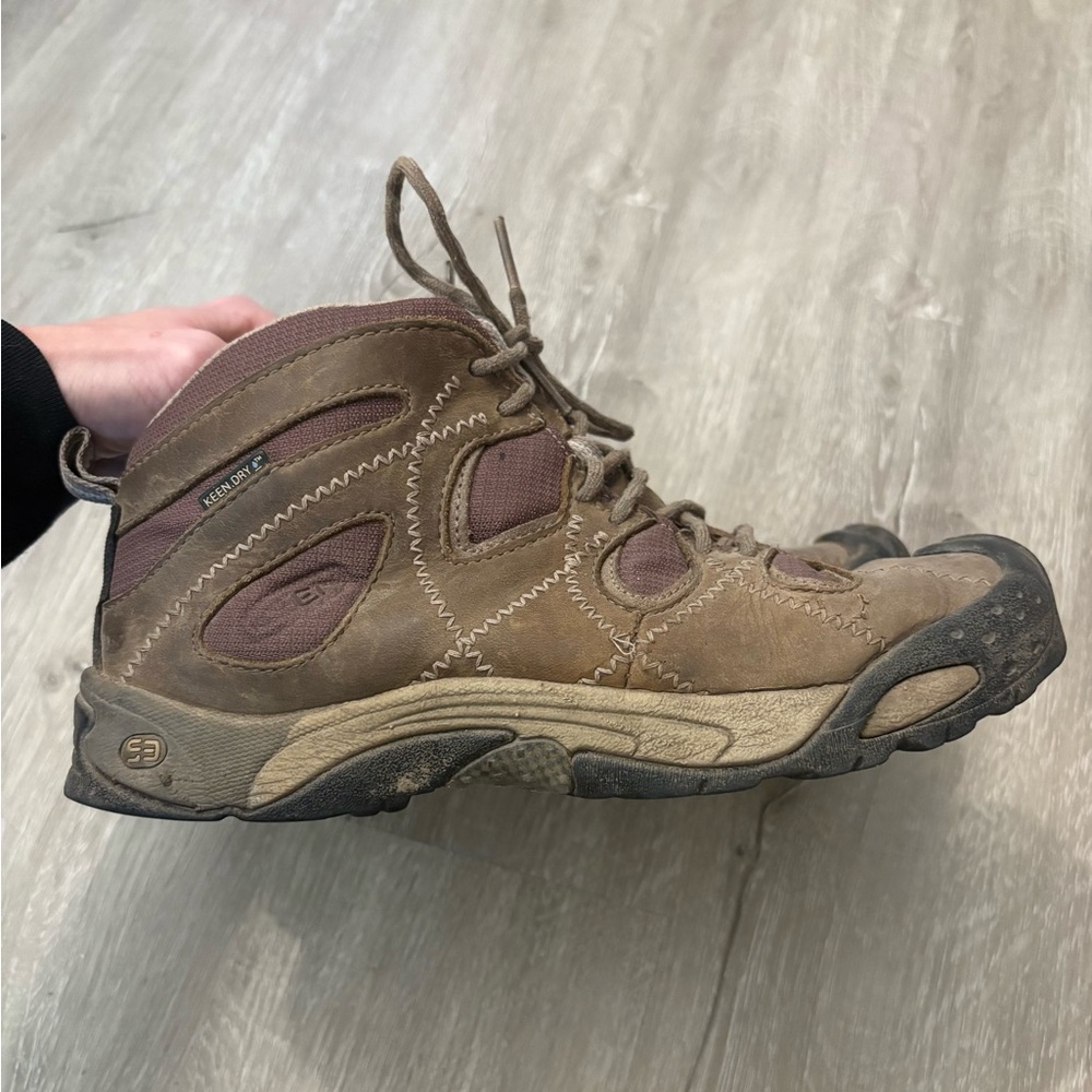 Keen | Size 7.5 Women’s Brown Durand Genoa Hiking Boots‎